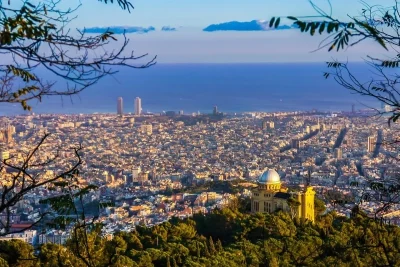 Barcelona je katalánskou metropolí.