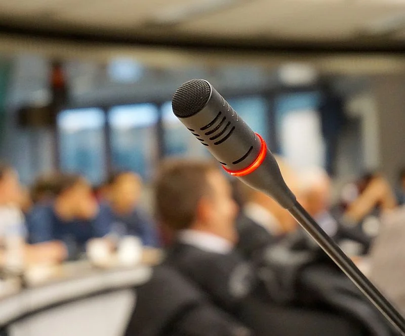 Simultánní tlumočení na konferencích